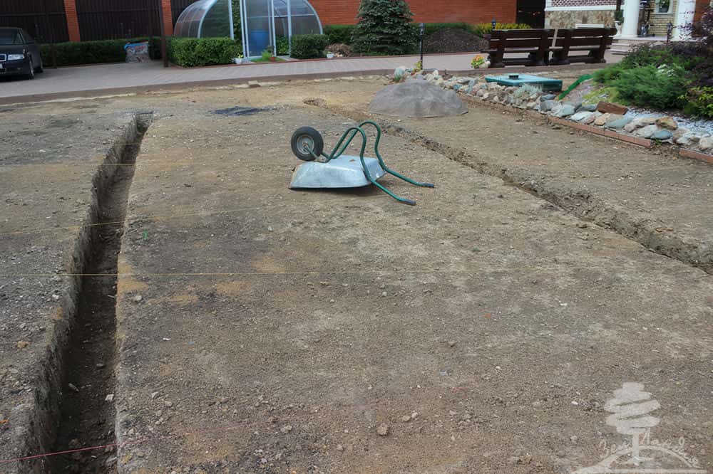 Подготовка почвы под укладку газона. Траншеи под дренаж.